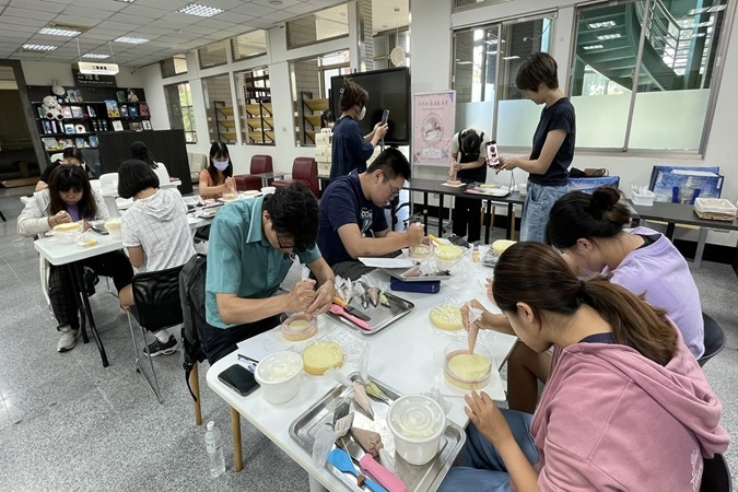溫馨母親節手作活動 - 正修科大圖書館邀師生親手製作甜蜜蛋糕傳遞心意圖片